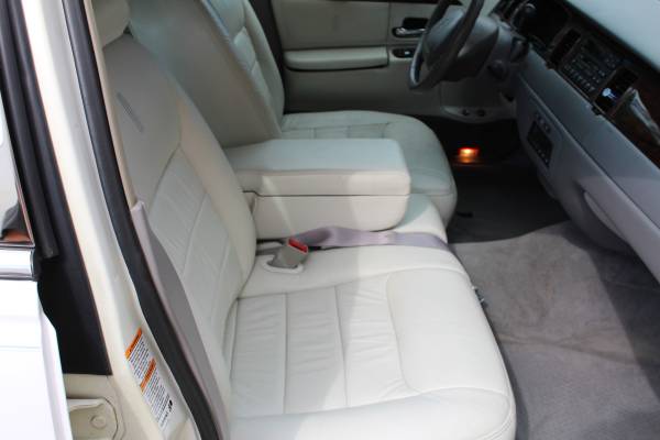 Lincoln Town Car Signature - - by dealer - vehicle for sale in Royal Palm Beach, FL – photo 11