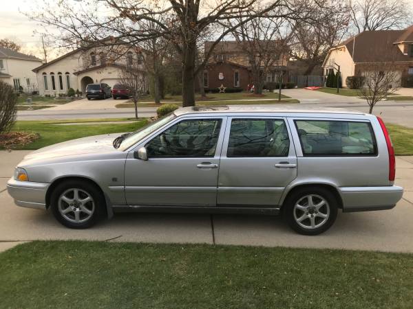 2000 Volvo V70 wagon - cars & trucks - by owner - vehicle automotive... for sale in Glenview, IL – photo 2