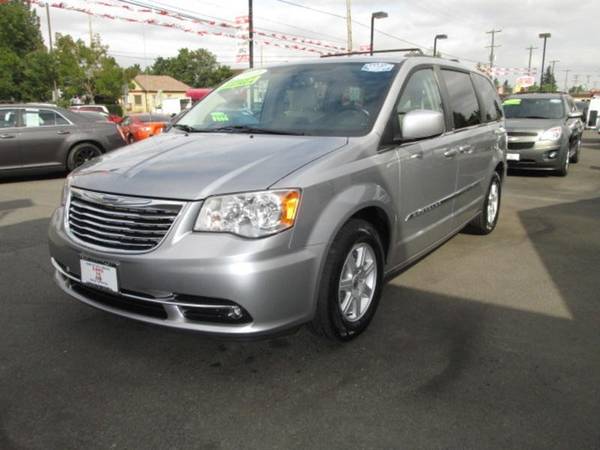 2013 Chrysler Town & Country Touring Minivan 4D Cars and Trucks for sale in Portland, OR – photo 5