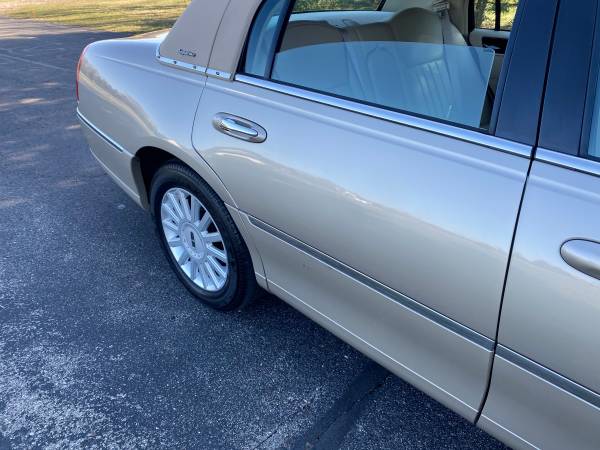 2005 LINCOLN TOWN CAR ONE OWNER ONLY 30500 MILES LIKE NEW - cars & for sale in Caledonia, MI – photo 13