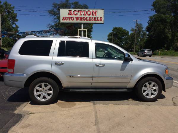 2007 Chrysler Aspen Limited, 3rd Row seating,V-8, 4x4 NO RUST HERE! for sale in Painesville , OH