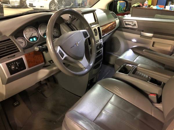 2008 Chrysler town and country - cars & trucks - by dealer - vehicle... for sale in Columbus, OH – photo 9