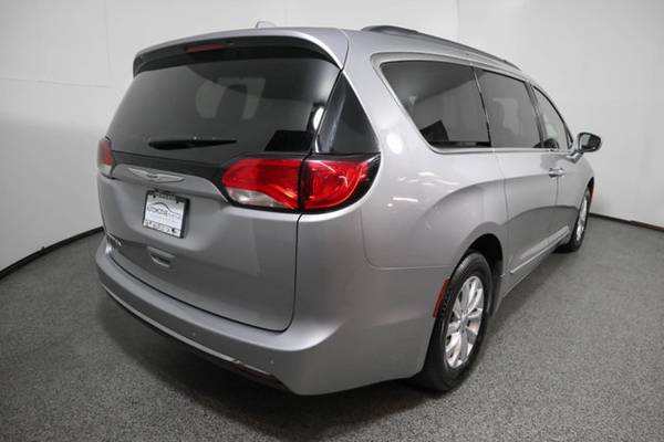 2017 Chrysler Pacifica, Billet Silver Metallic Clearcoat for sale in Wall, NJ – photo 5