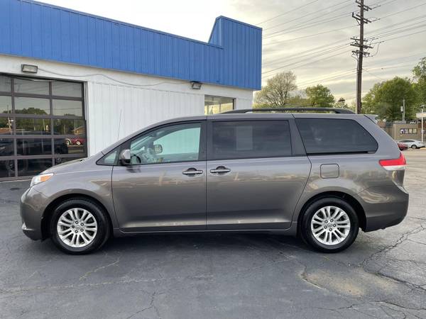 2012 Toyota Sienna XLE FULLY-LOADED ONE-OWNER VERY CLEAN for sale in Saint Louis, MO – photo 5