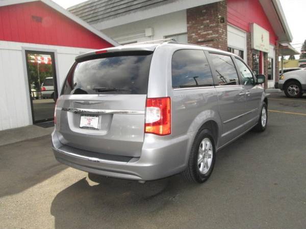 2013 Chrysler Town & Country Touring Minivan 4D Cars and Trucks for sale in Portland, OR – photo 3