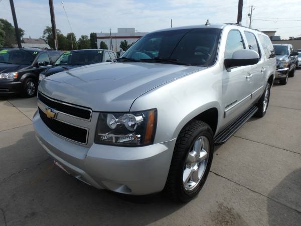 2011 Chevrolet Suburban LT 4WD Silver for sale in URBANDALE, IA – photo 6
