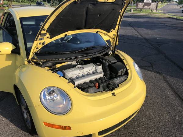 2006 Volkswagen Beetle YELLOW 2.5 Auto Hatchback 2D - LOW MILEAGE for sale in Rochester, MI – photo 4