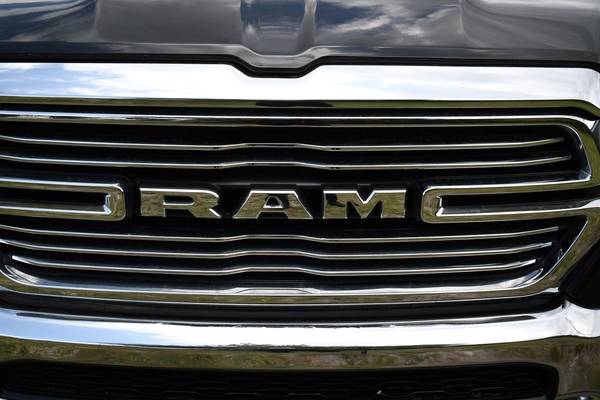 2019 Ram Ram Pickup 1500 Laramie 4x4 4dr Crew Cab 5 6 ft SB Pickup for sale in Miami, MI – photo 9
