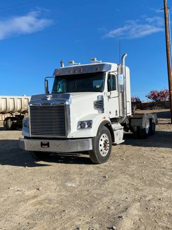2016 freightliner 122SD with 270k miles for sale in Sunnyside, WA
