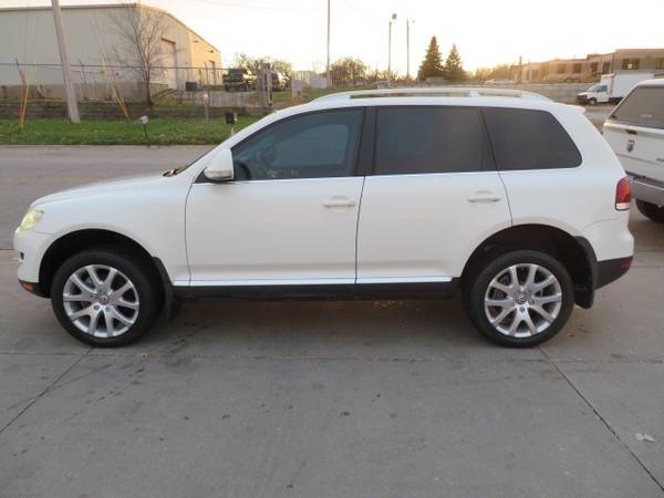 2009 VW Touareg 2, TDI Diesel... 102,000 Miles... 4WD, Factory... for sale in Waterloo, IA – photo 3