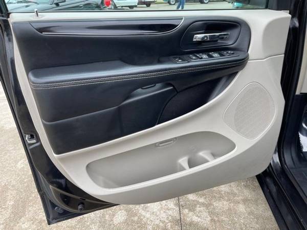 2016 Chrysler Town Country Limited - - by for sale in Medina, OH – photo 19
