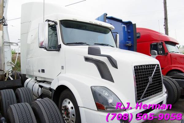 2009 Volvo Tandem Axle Sleeper for sale in Willow Springs, IL – photo 2