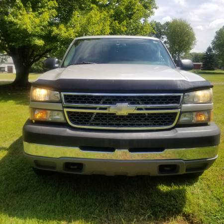 2005 Chevy Silverado 2500HD 4x4 - cars & trucks - by dealer -... for sale in Austintown, OH – photo 8