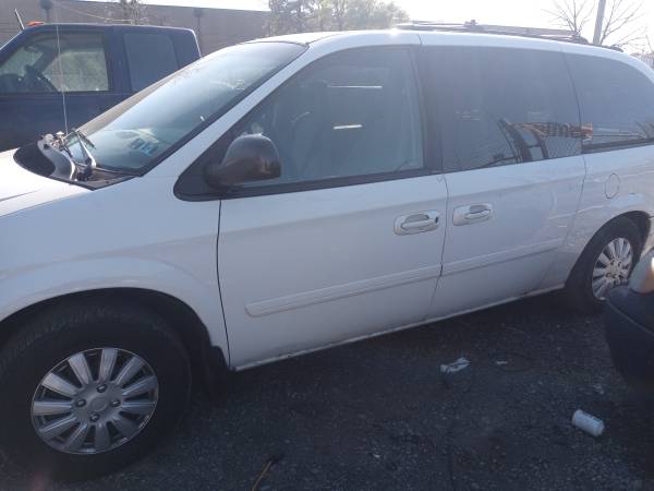 05 Chrysler town and country - cars & trucks - by owner - vehicle... for sale in Temple Hills, District Of Columbia – photo 4