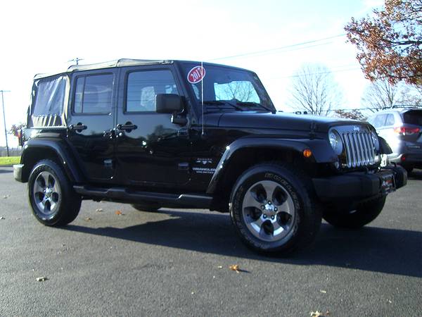 ► 2017 JEEP WRANGLER UNLIMITED SAHARA 4x4 with ONLY 35k MILES !!! -... for sale in Feeding Hills, MA – photo 7
