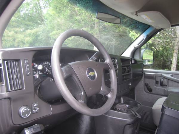2012 Chevrolet Express 2500 Cargo van 4.8l v8 INTERIOR RACKS!! for sale in Highland Park, TN – photo 24