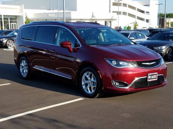 2017 Chrysler Pacifica Touring-L Plus SKU:HR752170 Regular for sale in Westmont, IL – photo 3