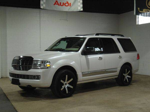 2010 LINCOLN NAVIGATOR LUXURY - FINANCING AVAILABLE-Indoor Showroom! for sale in PARMA, OH – photo 2