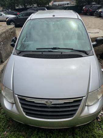 07 Chrysler town & country 80k miles 3 8l has motor knocking noise! for sale in Bridgeport, NY – photo 2