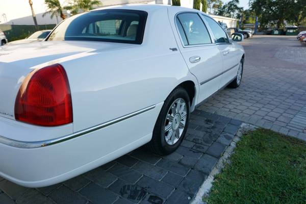 2006 Lincoln Town Car Signature Limited - Very Clean, Well Maintained, for sale in Naples, FL – photo 18