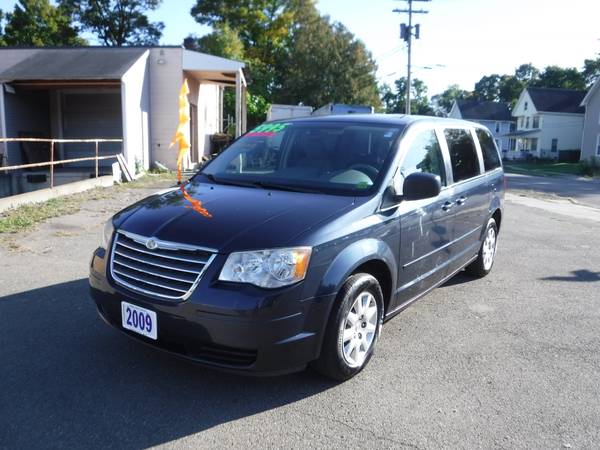 09 Chrysler Town & Country LX V6 Auto Loaded 90K Clean Carfax! for sale in ENDICOTT, NY – photo 2