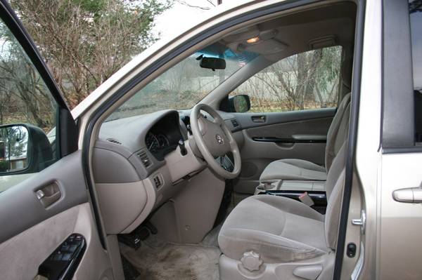 2004 Toyota Sienna LE - cars & trucks - by owner - vehicle... for sale in New Britain, CT – photo 8