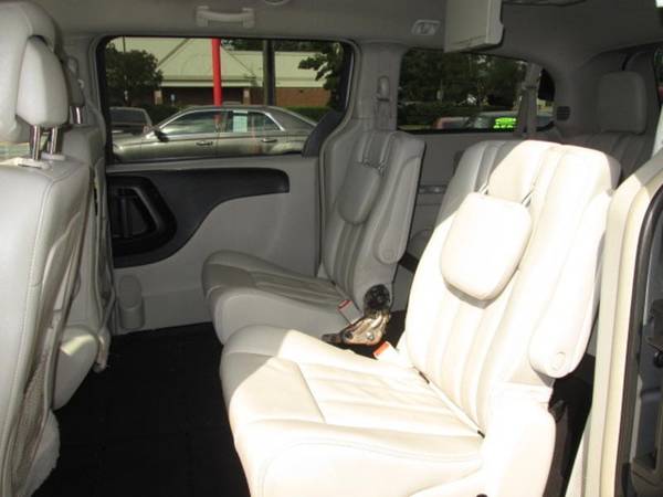 2013 Chrysler Town & Country Touring Minivan 4D Cars and Trucks for sale in Portland, OR – photo 7