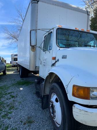 98 International 4700 26 Box Truck with lift gate for sale in New Haven, KY – photo 2