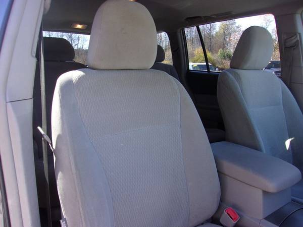 2010 Toyota Highlander Seats-8 AWD, 151k Miles, P Roof, Grey, Clean for sale in Franklin, VT – photo 10
