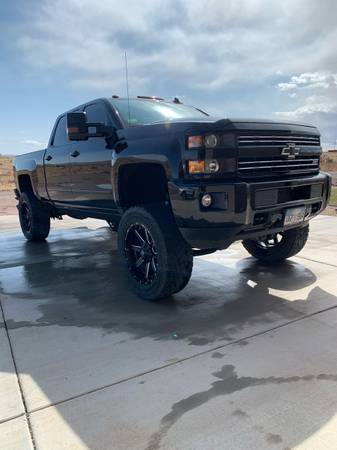 2016 lifted duramax 25k miles for sale in Port Aransas, CO – photo 2