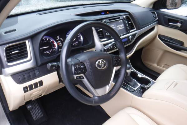 2016 Toyota Highlander XLE, LOADED, Leather, Nav, Moonroof for sale in Orange, MA – photo 10