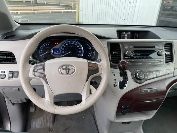 2012 Toyota Sienna XLE FULLY-LOADED ONE-OWNER VERY CLEAN for sale in Saint Louis, MO – photo 20