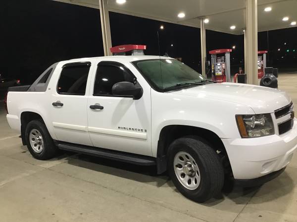White 2007 Chevy Avalanche LS 4X4 Truck - cars & trucks - by dealer... for sale in Dallas Center, IA – photo 21