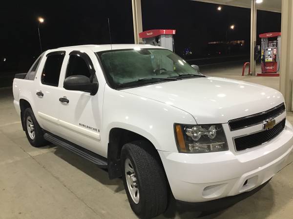 White 2007 Chevy Avalanche LS 4X4 Truck - cars & trucks - by dealer... for sale in Dallas Center, IA – photo 20