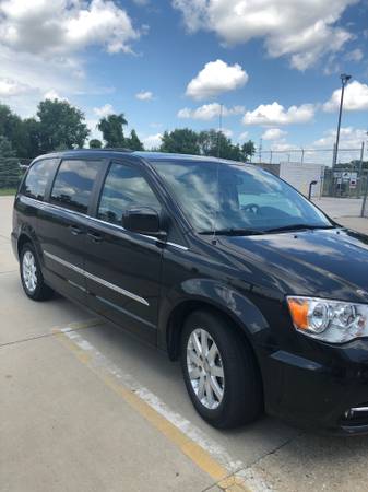 2016 CHRYSLER TOWN & COUNTRY - cars & trucks - by owner - vehicle... for sale in Des Moines, IA – photo 4