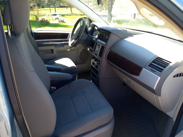 2010 Chrysler Town and Country for sale in Lancaster, NY – photo 8