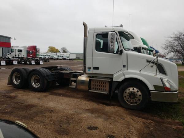 2012 Volvo daycab semi tractor for sale in Fond Du Lac, WI – photo 3