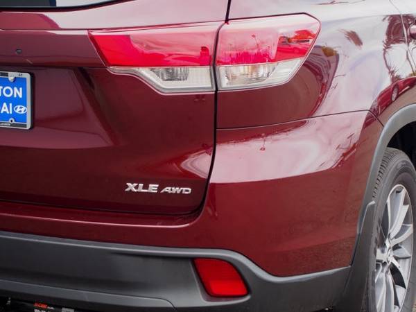2019 Toyota Highlander XLE - - by dealer - vehicle for sale in Beaverton, OR – photo 4