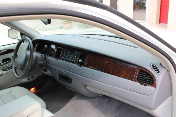 Lincoln Town Car Signature - - by dealer - vehicle for sale in Royal Palm Beach, FL – photo 13