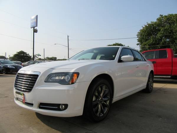 2014 Chrysler 300 4dr Sdn 300S AWD - cars & trucks - by dealer -... for sale in Waterloo, IA – photo 7