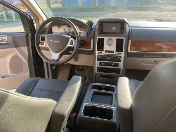 2009 Chrysler town and country - - by dealer - vehicle for sale in Wichita, KS – photo 13