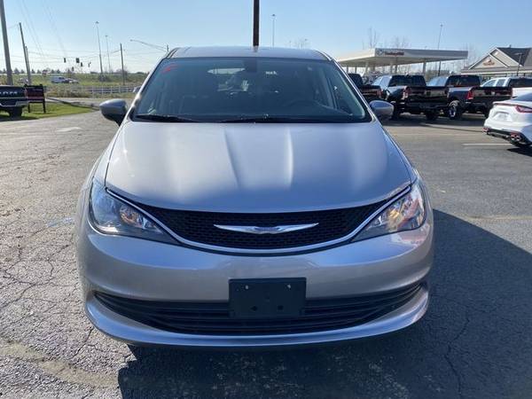 2017 Chrysler Pacifica Touring Minivan 4D - cars & trucks - by... for sale in Grove City, OH – photo 2