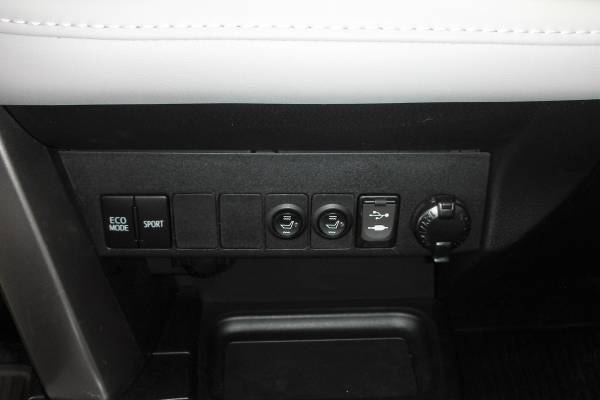 2017 Toyota RAV4 XLE AWD- Safety Sense, Sunroof, Power Liftgate for sale in Vinton, IA 52349, IA – photo 13