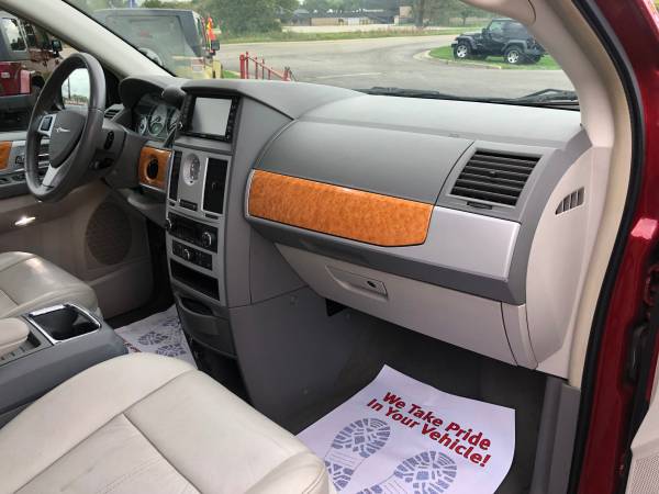 Clean! 2008 Chrysler Town & Country! Loaded! 3rd Row! for sale in Ortonville, OH – photo 21
