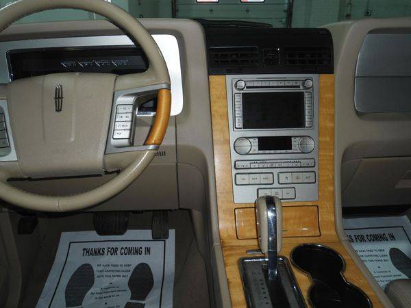 2010 LINCOLN NAVIGATOR LUXURY - FINANCING AVAILABLE-Indoor Showroom! for sale in PARMA, OH – photo 13