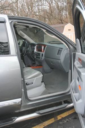 2007 DODGE RAM 1500 4X4 QUAD CAB HEMI XTRA CLEAN - cars & trucks -... for sale in Wonder Lake, WI – photo 9