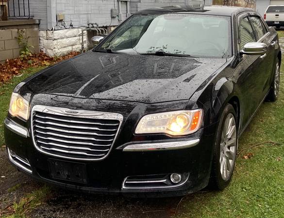 Must see Beautiful Chrysler 300!! - cars & trucks - by owner -... for sale in Lorain, OH – photo 3
