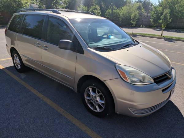 2005 Toyota Sienna LE AWD Power Door DVD Tow-Hitch LOADED One Owner !! for sale in Glenview, IL – photo 3