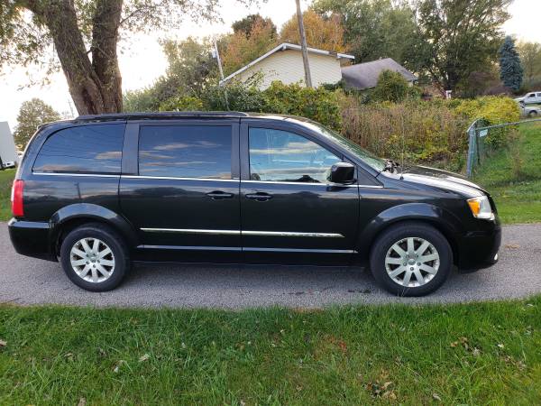 2014 Chrysler Town and county clean loaded for sale in Perry, OH – photo 3