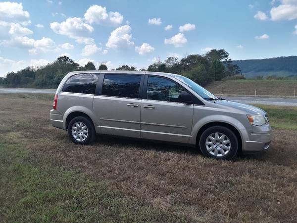 2009 CHRYSLER TOWN AND COUNTRY LX VAN for sale in Spring City, TN – photo 2
